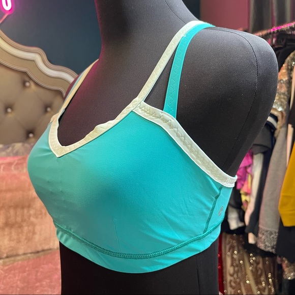 Lululemon Water Bound Bra
Blue Tropics / Aquamarine Size 6 - Picture 12 of 13
